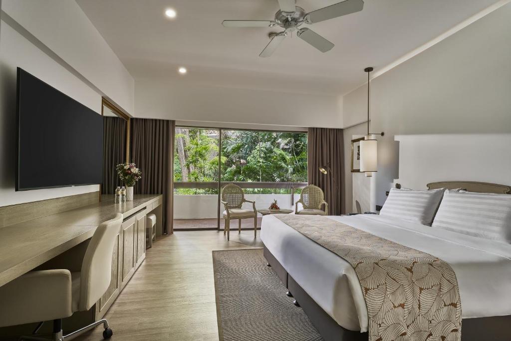 Deluxe Mayfair Room with Complimentary Daily Breakfast & one-time Afternoon Tea Buffet for 2 adults per stay a Goodwood Park Hotel